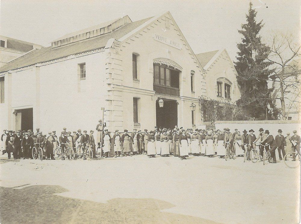 1904 - Ouvriers devant l'entreprise